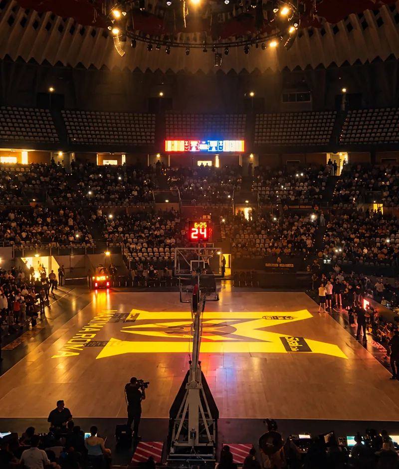 PalaEur durante la prima partita di Maxima Roma con il parquet illuminato